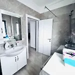 Appartamento The Place 2, Qerret *